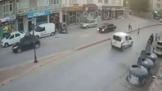 Yola fırlayan çocuğa aracın çarpması kamerada