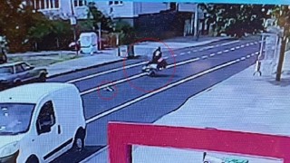 Yola fırlayan kedinin motosikletin altına girdiği kaza kamerada: Kedi öldü, motosiklet sürücüsü yaralandı