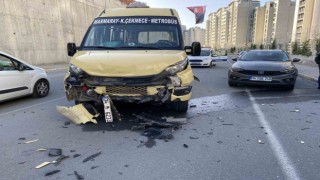 Yolcu minibüsü otomobile çarptı: 4 yaralı