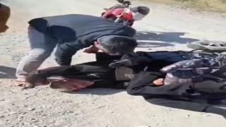 Yolda elektrikli sandalyesi devrildi, yardımına vatandaşlar koştu