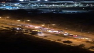 Yolu trafiğe kapatıp oyun oynayan sürücüye para cezası