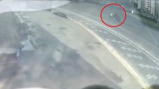 Yolun karşısına geçmek isteyen bisikletli çocuğun ağır yaralandığı kaza kamerada