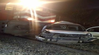 Yük treni hemzemin geçitte araçla çarpıştı: 1 yaralı