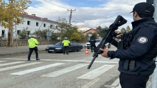 Yüksekova polisinden havadan ve karadan trafik denetimi