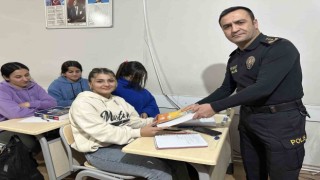 Yüksekova polisinden YKSye hazırlanan öğrencilere kitap desteği
