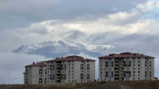 Yüksekovada karlı dağlarla bütünleşen bulutlardan görsel şölen