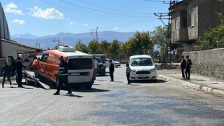 Yüksekovada minibüs ile kamyonet çarpıştı: 3 yaralı