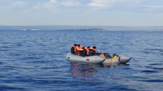 Yunanistan unsurları geri itiyor, Sahil Güvenlik kurtarıyor