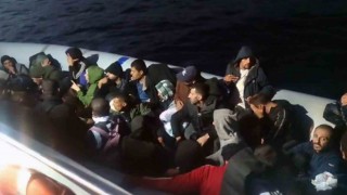 Yunanlılar geri itti, Türk Sahil Güvenlik kurtardı