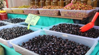 Zeytin tezgâhlarında vatandaşların tercihi siyah, çocukların yeşil zeytin oluyor