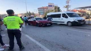 Zincirleme kazada 4 araç birbirine girdi: 1 yaralı
