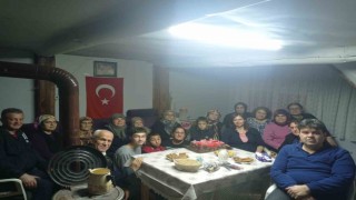 100. yaşına giren yaşlı kadına, torunlarından sürpriz doğum günü