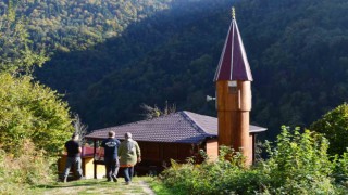 172 yıllık tarihi İremit Camii ahşap mimarisi ve rengarenk motifleriyle yıllara meydan okuyor