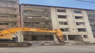 5 katlı bina titreşimle yıkıldı: O anlar kamerada
