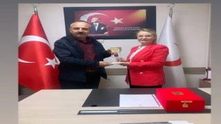 50 kez kan bağışı yapan vatandaşa plaket takdim edildi
