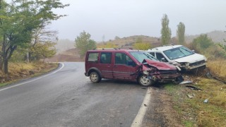 Adıyamanda iki hafif ticari araç çarpıştı: 9 yaralı