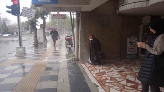 Afyonkarahisarda sağanak yağış rüzgarla birlikte etkili oldu