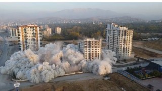 Ağır hasarlı 3 blok saniyeler içerisinde yerle bir oldu