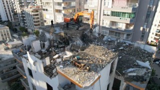 Ağır hasarlı binanın beton bağlama noktasından tepsi çıktı