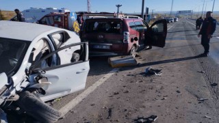 Ağrıda iki otomobil çarpıştı: 7 yaralı