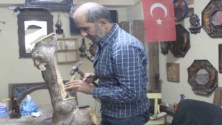 Temel usta ahşapları sanata dönüştürüyor