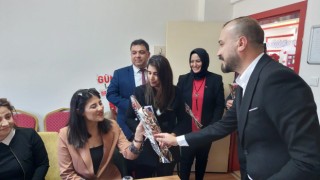 Ak Partili genç başkan öğretmenleri unutmadı