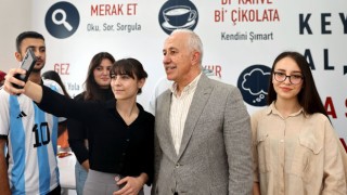 Akdeniz Belediyesi, üniversite sınavına hazırlanan öğrencilere kaynak kitap desteği