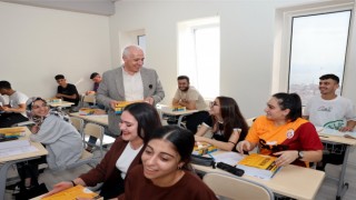 Akdeniz Belediyesinden üniversite sınavına hazırlanan gençlere kaynak kitap desteği