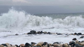Akdenizde fırtına dev dalgalara neden oldu