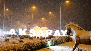 Aksarayda fırtına, yerini lapa lapa kar yağışına bıraktı