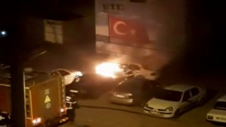 Aksarayda park halindeki otomobil alev alev yandı