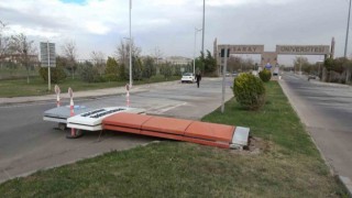 Aksarayda şiddetli fırtına ağaçları söktü, tabelaları devirdi, çatıları uçurdu