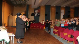 Aktif Yaşlılardan tiyatro gösterisi