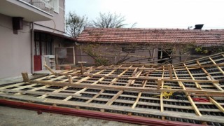 Alacada fırtına çatıları uçurdu
