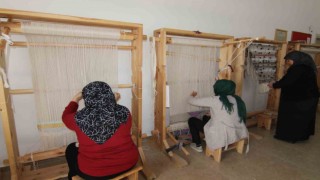 Alanya Belediyesi kurslarında öğrencilere kilim dokuma dersi