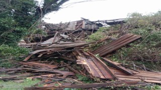 Alaplıda fırtına nedeniyle 100 yıllık ahşap ev yıkıldı