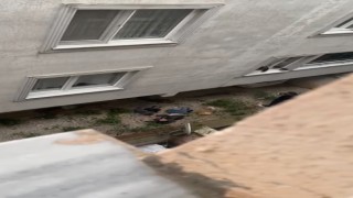 Aldatıldığı gerekçesiyle eşi bıçakla üzerine yürüdü, kendisini 2.kattan aşağıda buldu