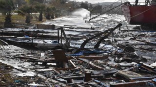 Aliağada tekne parçalandı