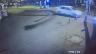 Alkollü sürücü otomobiliyle banka şubesine daldı