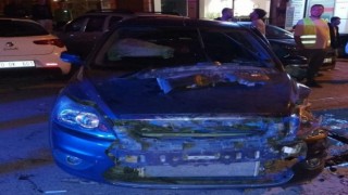 Alkollü sürücünün karıştığı kazada, araçların arasında kalan yayanın bacağı koptu