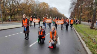 Almanyada iklim aktivistlerinden oturma eylemi