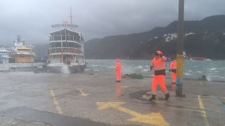 Amasra Limanında tekne battı, restoran geminin ise halatları koptu