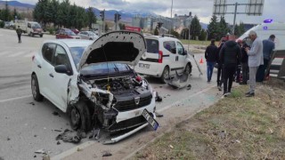 Amasyada kavşakta iki otomobil çarpıştı: 3 yaralı