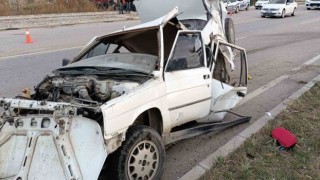 Amasyada kazada otomobil hurdaya döndü: 2 yaralı