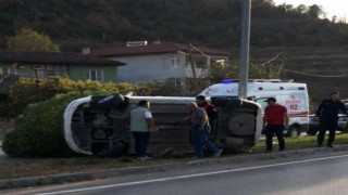 Amasyada kontrolden çıkan otomobil refüje devrildi: 4 yaralı