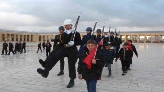 ‘Anıtkabirde saygı nöbeti videosuyla gündem olan öğrenciler Anıtkabiri ziyaret etti