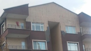 Ankarada şiddetli rüzgar binanın dış kaplamasını uçurdu: 1 yaralı