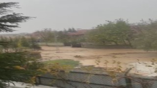 Ankarada yağışın ardından mahalleyi su bastı
