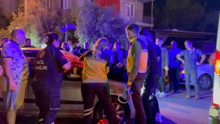 Antalyada ağızları açık bırakan kaza: Motosiklet sürücüsü otomobilin motor kaputunun üzerine düştü