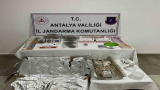 Antalyada ruhsatsız silah ve uyuşturucu operasyonu: 3 şüpheli yakalandı